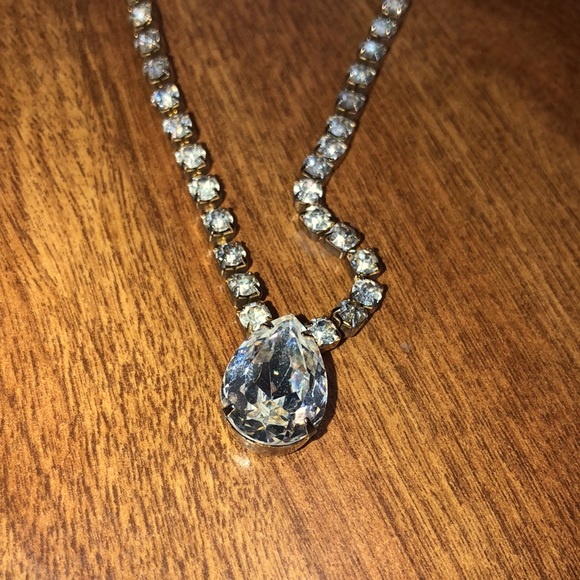 18” Beautiful Rhinestone Necklace - Picture 4 of 15